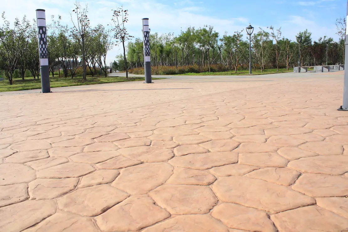 Zona de relajación de una universidad con pavimento de hormigón estampado Zona de relajación de una universidad con pavimento de hormigón estampado