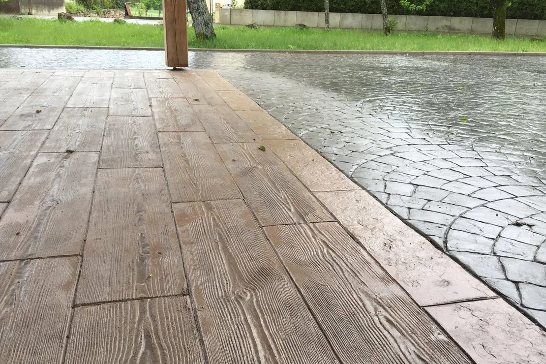Imitación de hormigón impreso a madera en el patio trasero de un hogar. Imitación de hormigón impreso a madera en el patio trasero de un hogar.